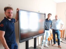 Fantastische donatie: digitaal schoolbord voor Odensehuis Harderwijk