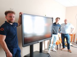 Fantastische donatie: digitaal schoolbord voor Odensehuis Harderwijk