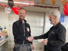 Dubbel jubileum voor Karel Groen bij Hazeleger Bandenservice