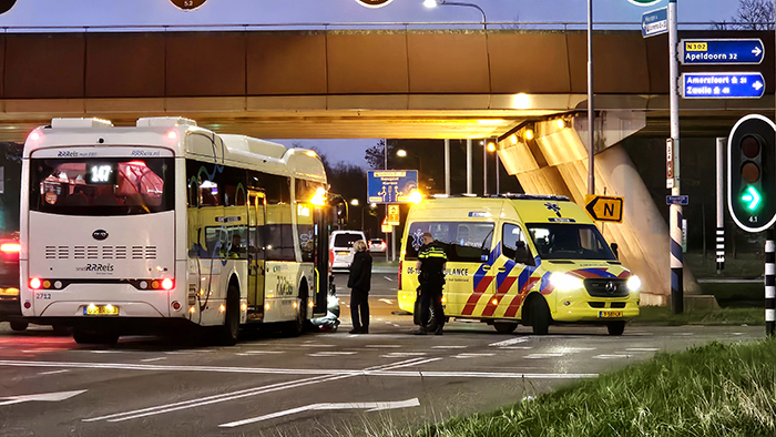 Scooter onder bus bij aanrijding in Harderwijk: bestuurder komt met de schrik vrij