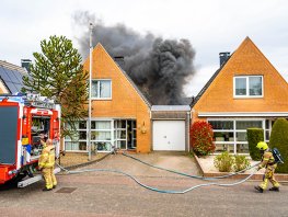 Felle brand in schuur achter woning in Harderwijk