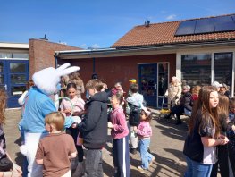 Kinderen zoeken paaseieren en maken paasmandjes bij het Havenkwartier