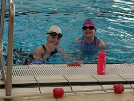 Synchrozwemsters Esmee en Sophie van ZEW-Ermelo stralen tijdens intensieve synchrodag in Raalte