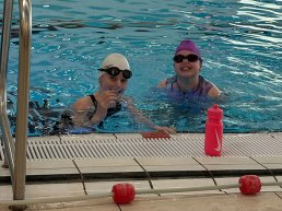 Synchrozwemsters Esmee en Sophie van ZEW-Ermelo stralen tijdens intensieve synchrodag in Raalte
