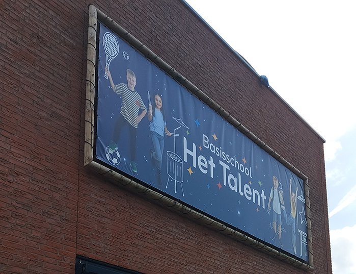 Feestelijke onthulling nieuw schoollogo bij openbare basisschool Het Talent