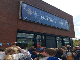 Feestelijke onthulling nieuw schoollogo bij openbare basisschool Het Talent
