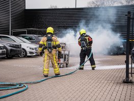 Man gewond bij brand in werkplaats van autobedrijf in Harderwijk