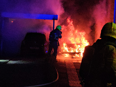 Vermoedelijke brandstichting verwoest auto en beschadigt woning in Nunspeet