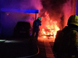 Vermoedelijke brandstichting verwoest auto en beschadigt woning in Nunspeet