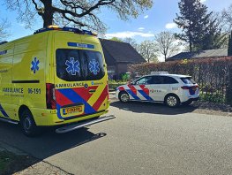 Fietsend kind gewond na botsing met stilstaande auto in Hierden