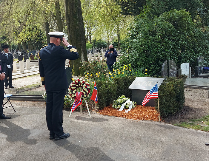 Onthulling plaquette voor gesneuvelde militairen op begraafplaats Oostergaarde
