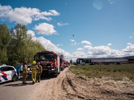 Auto raakt te water aan de Lorentzdijk in Harderwijk
