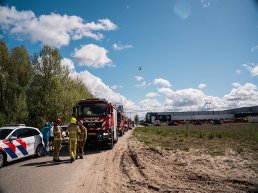 Auto raakt te water aan de Lorentzdijk in Harderwijk