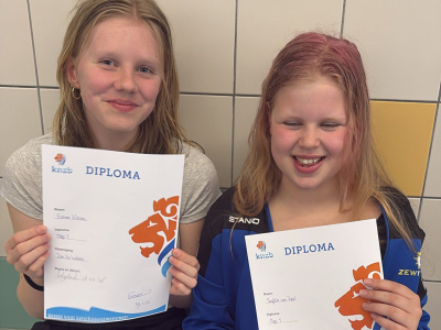 Esmee uit Ermelo en Sophie uit Harderwijk in actie tijdens wedstrijd synchroonzwemmen