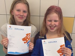 Esmee uit Ermelo en Sophie uit Harderwijk in actie tijdens wedstrijd synchroonzwemmen