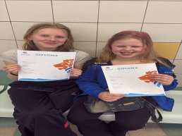 Esmee uit Ermelo en Sophie uit Harderwijk in actie tijdens wedstrijd synchroonzwemmen
