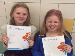 Esmee uit Ermelo en Sophie uit Harderwijk in actie tijdens wedstrijd synchroonzwemmen