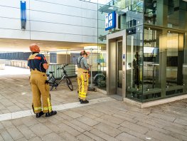 Vrouw na uur bevrijd uit lift op station Harderwijk