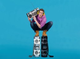 Cabaretier Remy Evers flipt de burenruzie om tot cabaretkunst