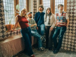 De uit Harderwijk afkomstige bassiste Elske Böcker (23) biedt met de band Liever verfrissing aan de Nederlandstalige popscene