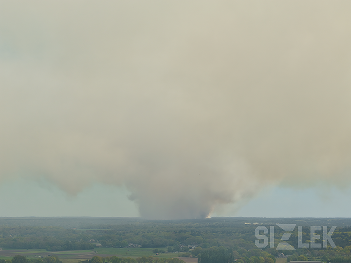 Grote natuurbrand in Epe op oefenterrein 't Harde, rookwolken boven Harderwijk
