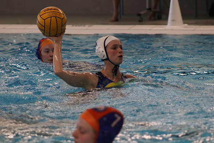 HZ&PC de Woelwaters Dames 1 wijst de weg in doelpuntrijke overwinning