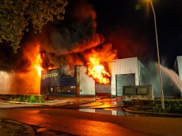 Zeer grote brand bij patisseriebedrijf in Ermelo