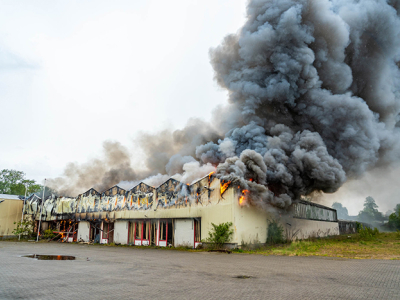 Grote brand bij leegstaande kassen in Harderwijk