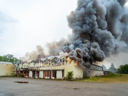 Grote brand bij leegstaande kassen in Harderwijk