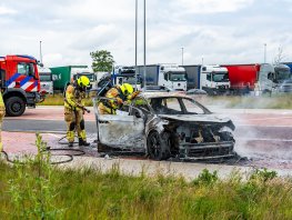 Auto uitgebrand op parkeerplaats langs A28 bij Putten, politie onderzoekt mogelijke brandstichting