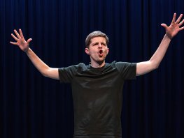 Thjum debuteert in Catharinakapel met droogkomisch cabaret
