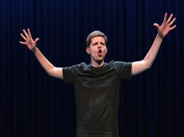 Thjum debuteert in Catharinakapel met droogkomisch cabaret