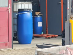 Onderzoek naar gevaarlijke stoffen bij bedrijf in Harderwijk; twee mannen aangehouden na verbreken verzegeling