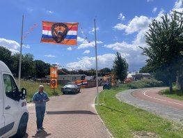 Bewoners bouwen entree woonwagenkamp om tot Oranje Leeuwenpoort