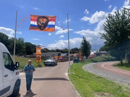 Bewoners bouwen entree woonwagenkamp om tot Oranje Leeuwenpoort