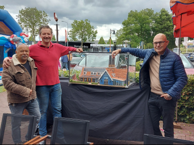 Onthulling maquette van Palingrokerij Dries van den Berg & Zn.