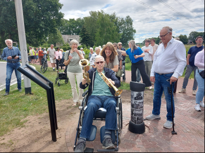 Muziekrotonde in Hierden feestelijk onthuld als eerbetoon aan Kunst Na Arbeid en de Gebroeders Brouwer