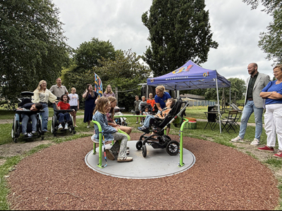 Nieuw inclusief speeltoestel in Slingerbos feestelijk geopend