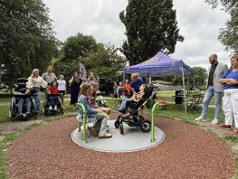 Nieuw inclusief speeltoestel in Slingerbos feestelijk geopend