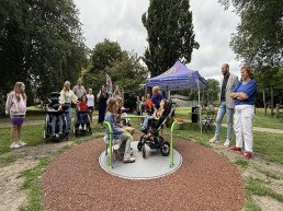 Nieuw inclusief speeltoestel in Slingerbos feestelijk geopend