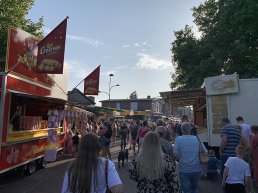 Zomeravondbraderie gericht op toeristen, gezelligheid en ontmoeting voor Ermeloërs