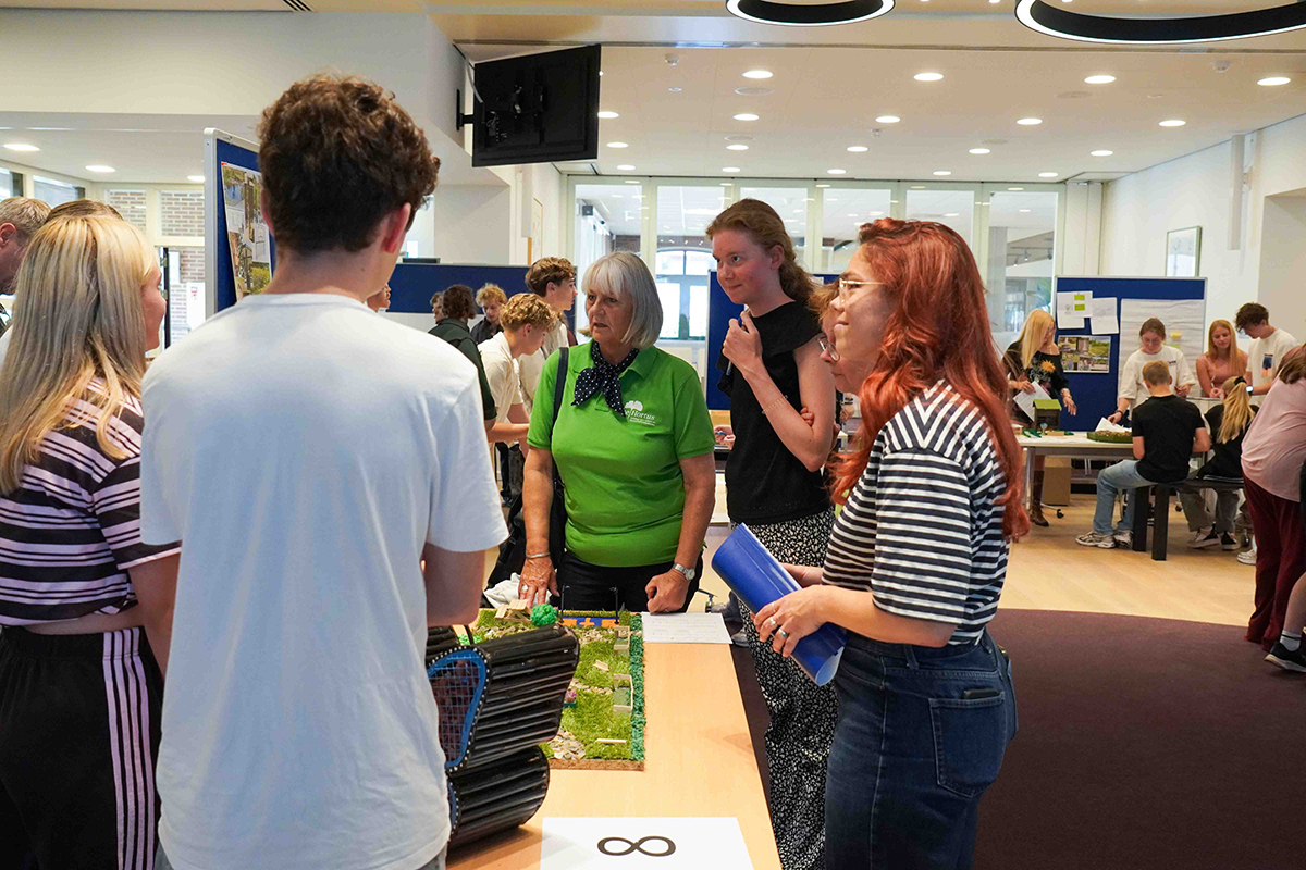 TL3-leerlingen presenteren adviezen voor biodivers schoolplein in Raadzaal Harderwijk