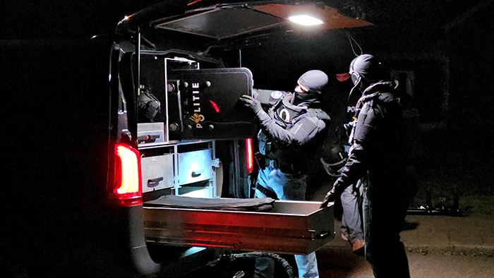 Politie doet inval in woning in Ermelo, bewoner aangehouden op verdenking van drugshandel