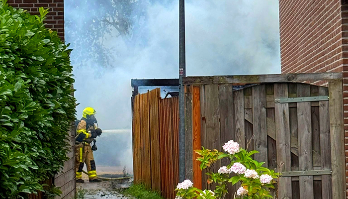 Brandweer voorkomt overslag naar woning bij schuurbrand in Harderwijk