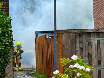 Brandweer voorkomt overslag naar woning bij schuurbrand in Harderwijk