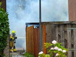 Brandweer voorkomt overslag naar woning bij schuurbrand in Harderwijk