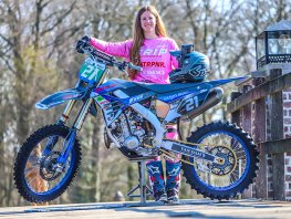 Oldebroekse Kaylee rijdt zich op Zwarte Cross naar podium naast wereld- en Europees kampioene