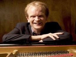 Bert van den Brink speelt Harry Bannink op orgel