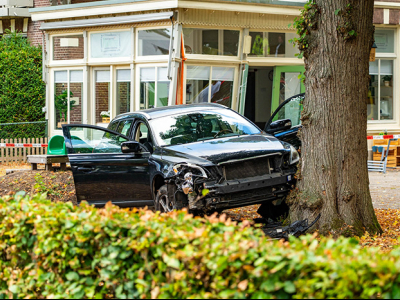 Auto rijdt door tuin van kinderdagverblijf en botst tegen pand in Ermelo