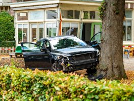 Auto rijdt door tuin van kinderdagverblijf en botst tegen pand in Ermelo